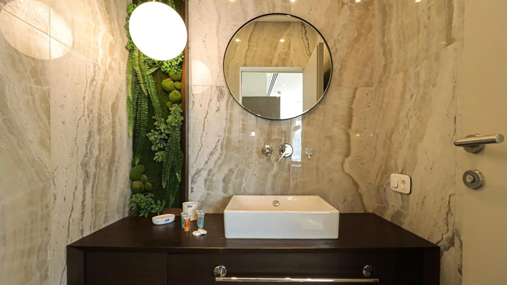 Luxury Hotel Apartment With Stunnig Views For 4 - By Wehost Tiflis 0*,